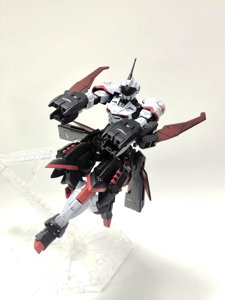 武装紹介①・この機体の唯一の射撃武器の2連装ビームガンユニット。これは武器自体はベギルベウのものをそのまま使っています。尚、そのままでは上手く持たせにくかったので、グリップの加工と腕の方をベギルベウのパーツを移植することで安定性を上げています。