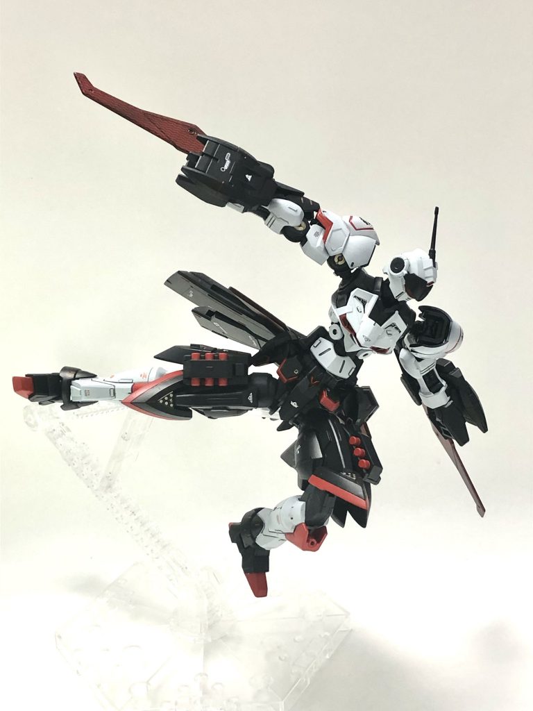 武装紹介②両腕に装備された高周波ブレード。ジョイントにより画像のように展開可能。太腿に取り付けられたスモークグレネードを使用し相手の視界を遮り、霧の中から熱を発しないブレードで相手を切り裂く...という戦闘を想定されたメイン武装。ブレード自体は30MSアルカ=カルティーのパーツのままで着脱可能。