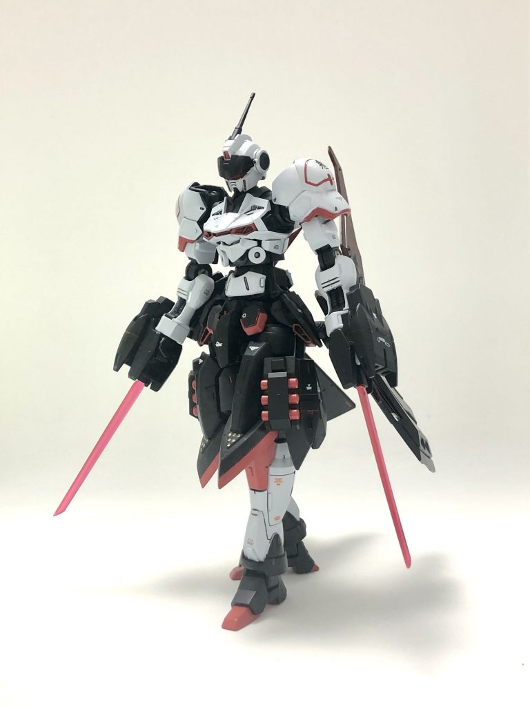 武装紹介③2連装ビームガンユニットに複合されているビームサーベル。刀身は短いが、接近戦において高周波ブレードでは対処しきれない距離においては、瞬時に刃を展開し、対処するために敢えて刀身が短くなっています。