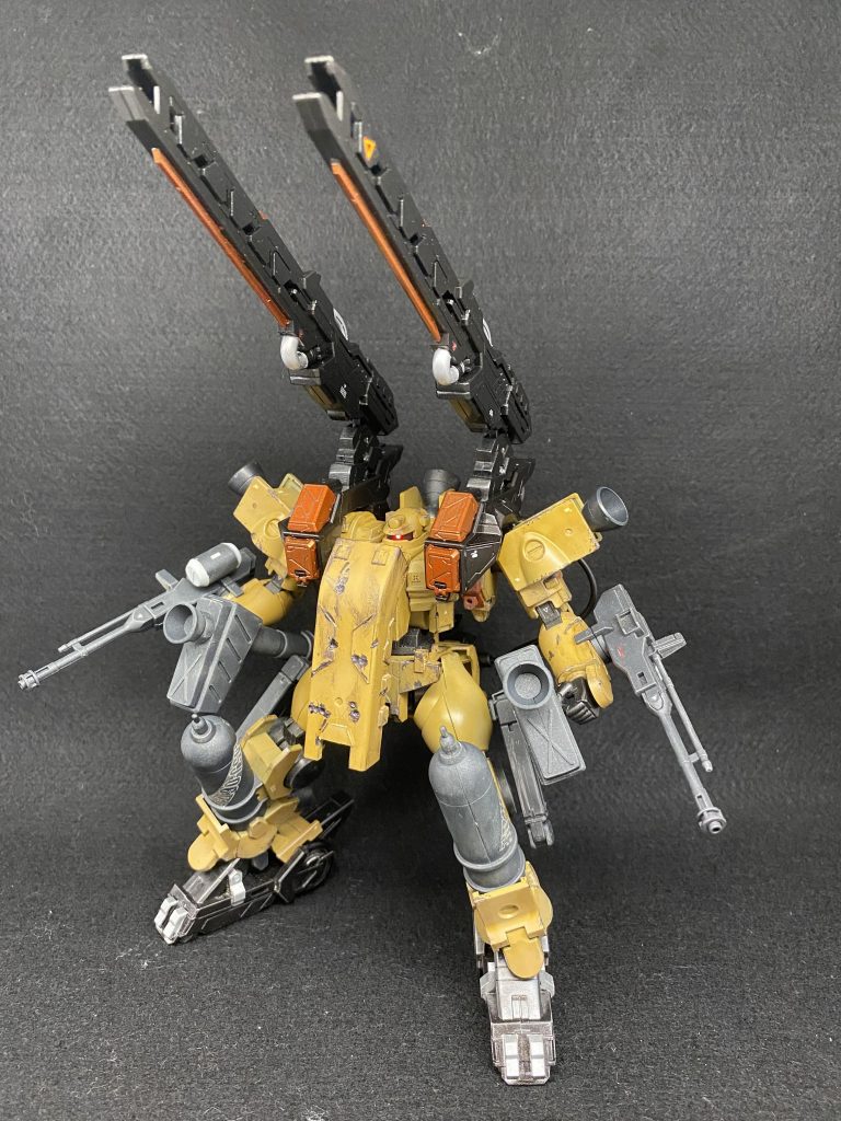 ティエレン機動砲撃型 技術試験用試作機人類革新連盟がローラーダッシュによる高速移動によって砲撃地点に移動し,2門の巨大レールガンによって砲撃を行うというコンセプトのもとに開発を進めていたユニットの試験運用を行うために,砂漠で運用されていたティエレン地上型を素体として,宇宙型のパーツなどを用いて改修した機体。武装はレールガン2門,肩部ミサイルポッド×2,200mm×25口径長滑腔砲×2,30mm機銃,ジャイアント・バズ×2であり,レールガンによって基地を破壊した後,ローラーダッシュによる機動力と豊富な武装によって単機強襲し,陥落させるといった作戦をとることも可能である。