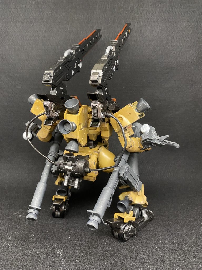 機動力,火力,ティエレン自体の防御力によりかなり強力な機体であったが,ローラーダッシュが地形に依存すること,ティエレン高機動型の開発が最終段階であり,またティエレンタオツーの開発も進んでいたことから地上限定の高機動機体の必要性が薄れていたこと,レールガン・ローラーダッシュユニットの開発費用とその後の整備の手間やコストなども考えるとティエレン地上型がもう1機運用が可能であることから,本格的に開発・量産体制に入ることはなかった……という設定の機体です。再販の時にティエレン地上型を買った時点で大体この方向性は決まっていたのですが,他のプラモを作ってる内にこんな時期まで制作が遅れちゃいましたね。