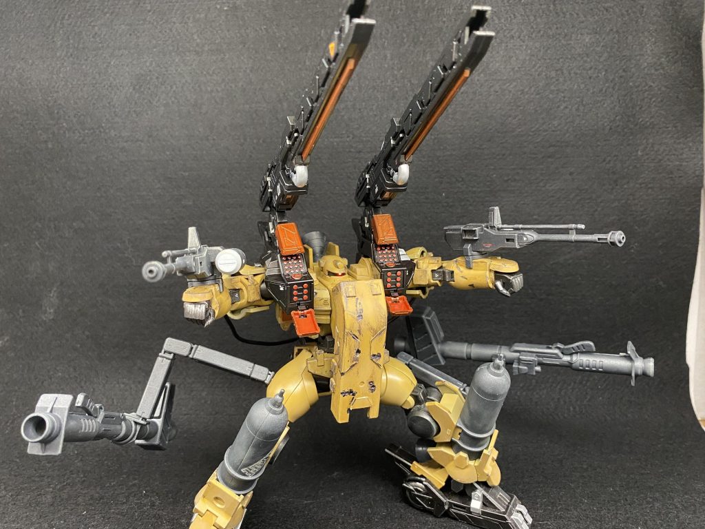 武装を全て開放してフルバースト的なもの。レールガンにミサイルポッド,ローラーダッシュはSDのサージェントヴェルデバスターから,ジャイアント・バズはケンプファーから拝借しています。デザイン的にあまり動かせないですが,武装のおかげで少しの動きでもダイナミックに見せることができて満足。