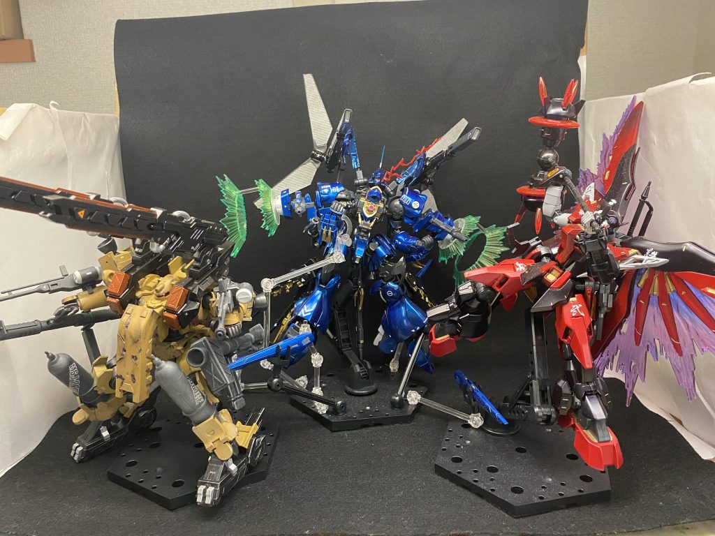 改造ガンプラを並べて。ここに出してる機体は全部,「もしガンプラバトルが実現したらどんな機体に乗るか」というコンセプトで制作しています。カラーリングは何か共通点を持たせたいと思って色の三原色である「赤・青・黄」でそれぞれ塗装しています。機体の能力的にも左から「中遠距離」「オールラウンダー」「近接特化」となっており,3機でもわりとバランスはいいのかなと思ったり。リンクを貼っておくので,よろしければ他の機体も見てもらえるとうれしいです。青→アナザーケンプファー完成!|蒼井結目さんのガンプラ作品|GUNSTA(ガンスタ) (gumpla.jp)赤→初めての俺ガンダム!鬼神覇王ガンダム完成|蒼井結目さんのガンプラ作品|GUNSTA(ガンスタ) (gumpla.jp)