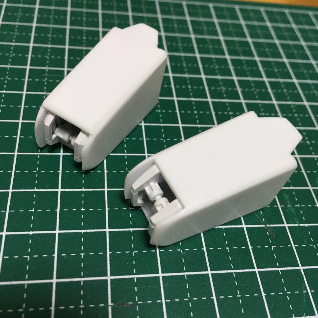 今回の改修の「キモ」となる部分が、このフトモモです。今回のνガンダムの作品テーマとして「RX-78ビヨグロみたいなνガンダムを作りたい！」ということから始まってます。ビヨグロと言えば、やっぱりあのフトモモですよね。あんな存在感のあるフトモモを目指してプラ板でスクラッチしました。初めてのスクラッチにしてはまずまずかな...関節接続部分だけはキットを使っています。