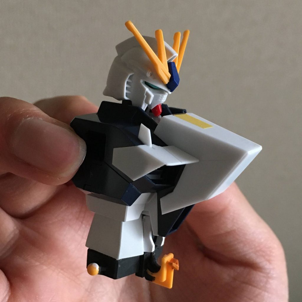 胸部中央はプラ板でボリュームアップ！やっぱり、おムネは大きくてツンと上向きがいいですよねー（何の話？）左右のダクト上面に庇のようなものを追加してます。あと右側にはVHFアンテナを0.3mmプラ板で。（こういうのやりたかった！）下腹部は、プラ角棒を積んで延長し、プラ板で外装としています。