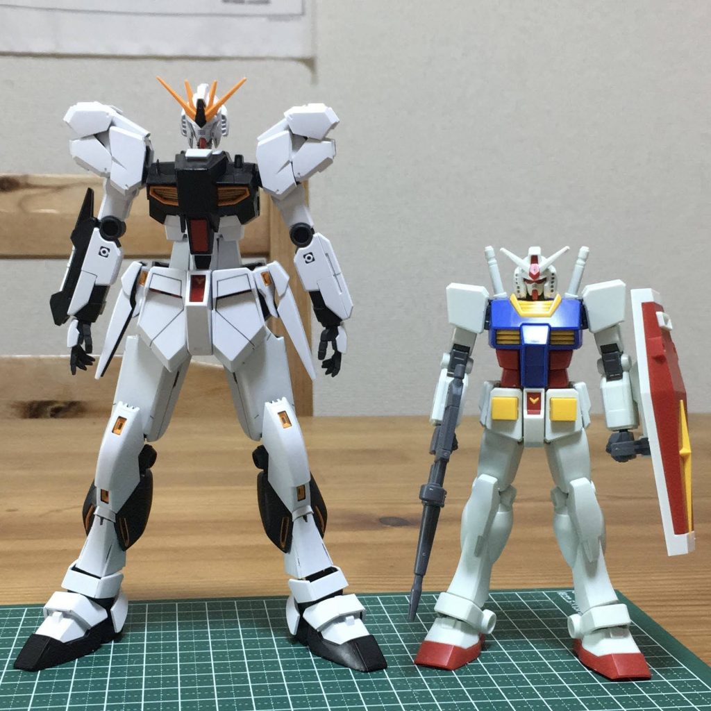 仮組み状態でEGガンダムとの比較。スケール感バグってますねｗ同じ1/144とは思えないデカさに成長してます。というわけで、説明は以上です。今回作ったEGνガンダムのキットは本当に素晴らしく、素組でも全然カッコいいのですが、自分好みに好き放題やった結果がコレです。。。νガンダムの作例としては「異端」な部類になるかと思いますが、誰かの心に刺されば嬉しいです。最後までご覧いただきありがとうございました！