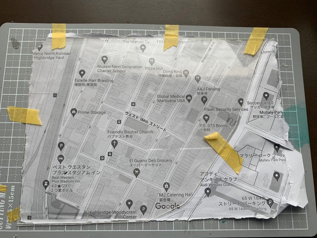 街の区画ですが私は想像力が乏しいのでニューヨークの街の地図をプリントしそれをトレースしました。本編でホワイトベースがニューヤーク（ニューヨークではない）の雨天野球場に隠れるのでそれをヤンキーススタジアムと仮定し、その前の地区を参考にしています。