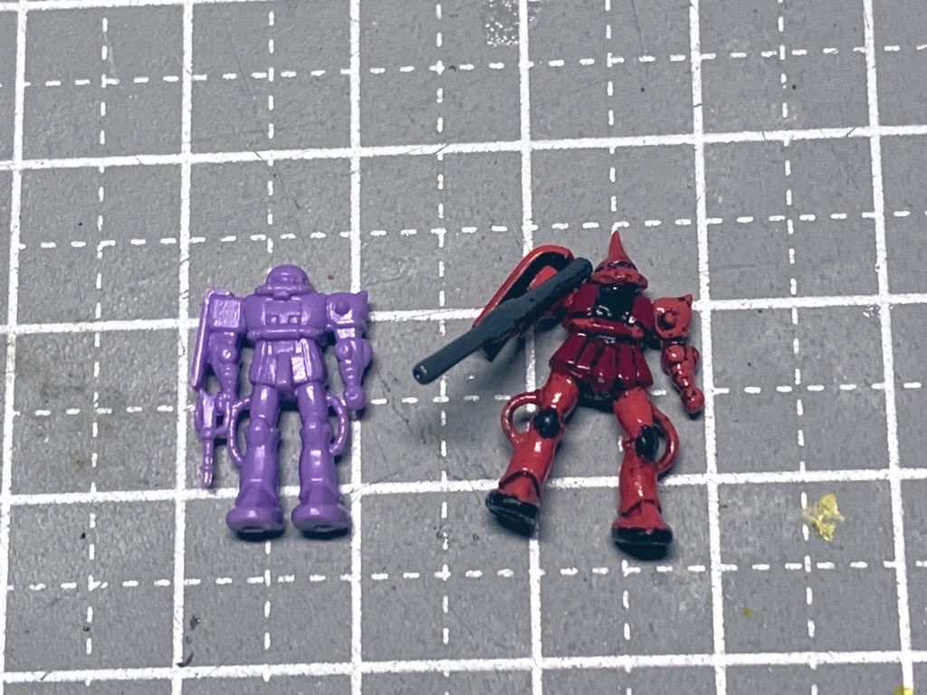 シャア専用ザクは付属のザクを改修。当初はアンテナを付けるだけでいいかと思いましたがいつの間にかこんなことに(笑)手足の関節と頭部を切り離して頭部は小型化、上腕はプラ板、太腿はプラ棒を使用してそれっぽくポージング。安彦良和氏の作画っぽくスカートも太らせています。あとシールドとバズーカは自作しました。ジオラマの廃墟群が艶消しなのでザクは半光沢で仕上げました。さらっと書いてますが２cm弱なので本当に大変でしたよ💦まぁ楽しかったんですけどね ^^