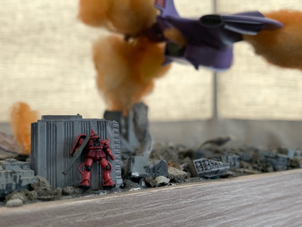 見上げる感じのポージングは我ながらよく出来たと思います！ちなみにガウの支柱は左翼側に置いて爆炎で隠してます。っていうかバレバレですが(笑)接続にはボールジョイントを使っているので角度調整が可能です。