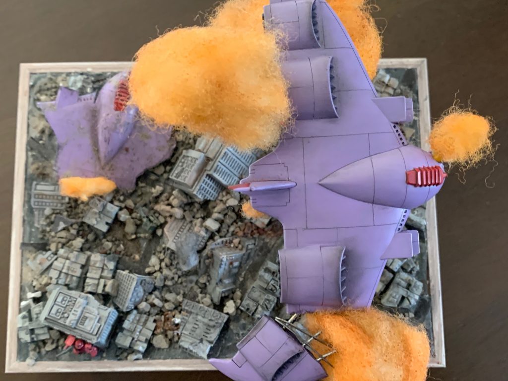 ザク越しの写真のために奥行きが欲しかったのでガウをやや前に配置。距離感とシャアザクが隠れている雰囲気を出したかったので街の区画を斜めにしてます。本編ではガウはもう一機出撃して撃墜されてるので以前に作ったガウのジャンクをベースに配置…贅沢です。