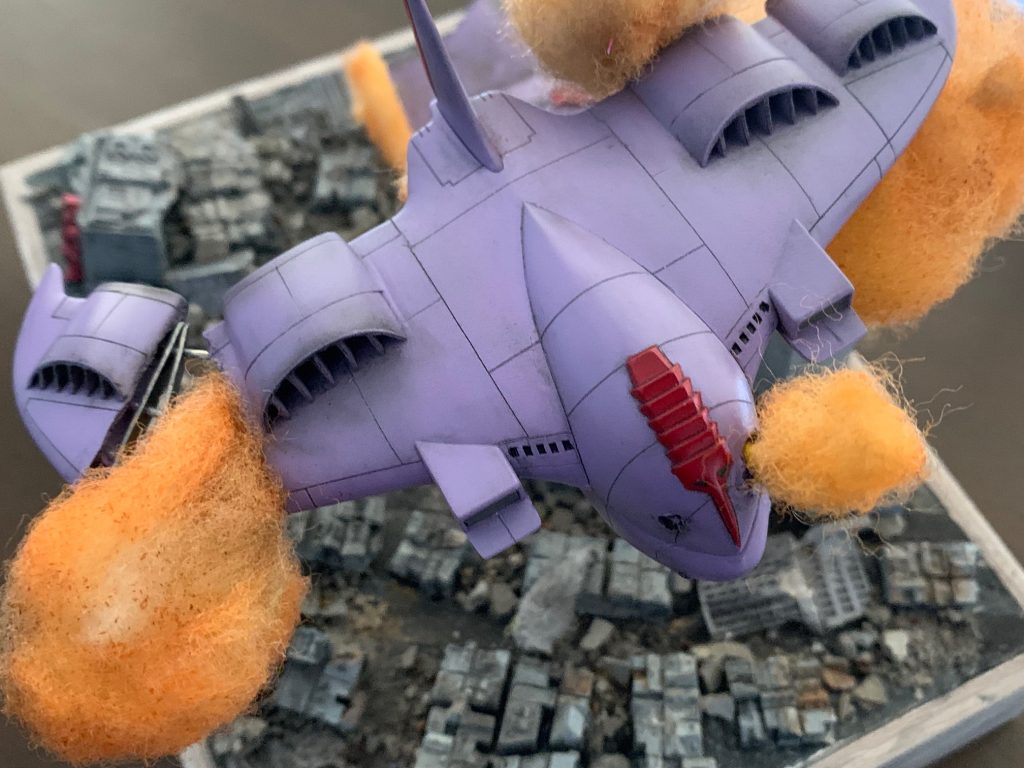 電飾については電気の知識が無いので100均で見つけたLEDを使用。予め電池BOXと6個のLEDが繋がっている商品なので本体の製作時に組み込んでから接着→合わせ目消しやスジ彫りなどの加工→サフ→塗装→ウェザリングの工程を行いました。配線がベースと繋がった状態ですべての工程を行うのでなかなか大変でした💦