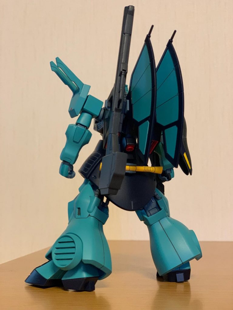 後ろ姿も特徴的でかっこいいです。でもこの羽みたいなのは今もあまり好きではないですね。ちなみに踝のダクトっぽい部分の内部が別パーツなのでシルバーで塗装。わりと効果的でした！