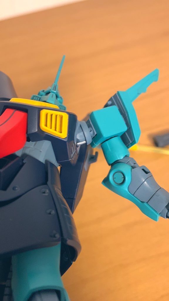 今回は改造はしない予定でしたが脇の下が寂しいのでシリンダーっぽいディテールを追加。手首は細い軸が目立つので自作の輪っかをはめてます。