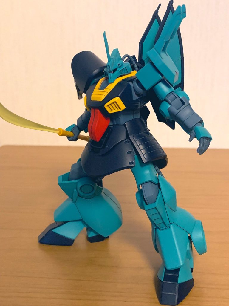 あまり利点が無さそうなのに１年戦争時代から継承されているビームナギナタ。このキットはプロポーションは最高なのですが足首の可動が窮屈なのでポージングがいまいち決まらないです。まぁゼータのMSはファーストみたいな印象的なポーズが少ないから決めにくいのかも知れませんが。