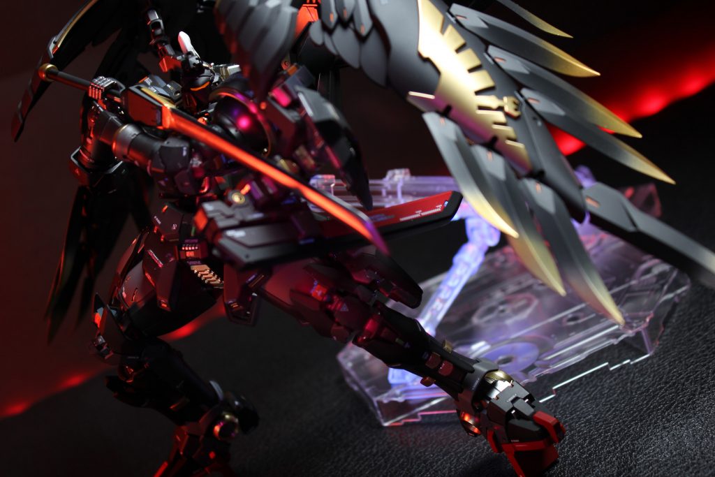 うちわの基部を一部取り外して鞘に収められた刀身に付け替えれば刀になります。刃と鞘、両方ともプラ板からの削り出しです。