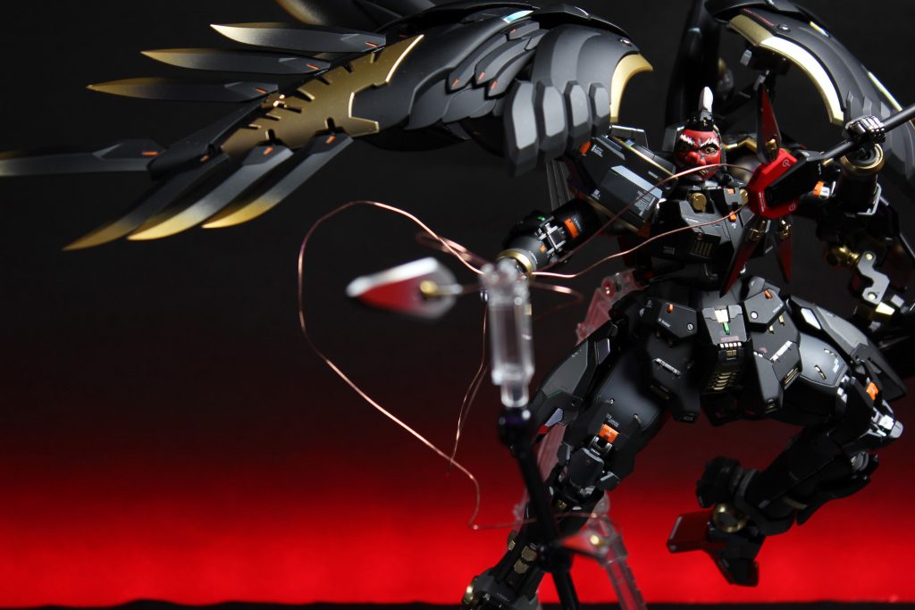 うちわは射出して相手MSに刺すイメージです。ブレード（羽）はプラ板から、基部はパテからの削り出し、柄の部分だけヒートハルバードからお借りしました。