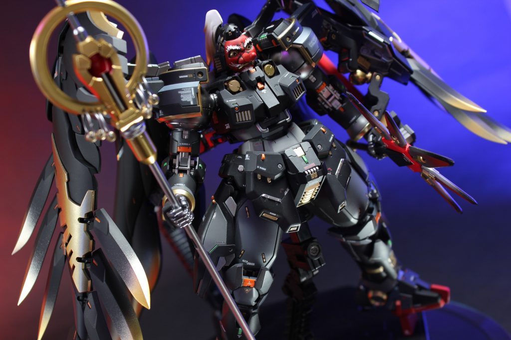 右手に錫杖、左手に天狗のうちわを持たせています