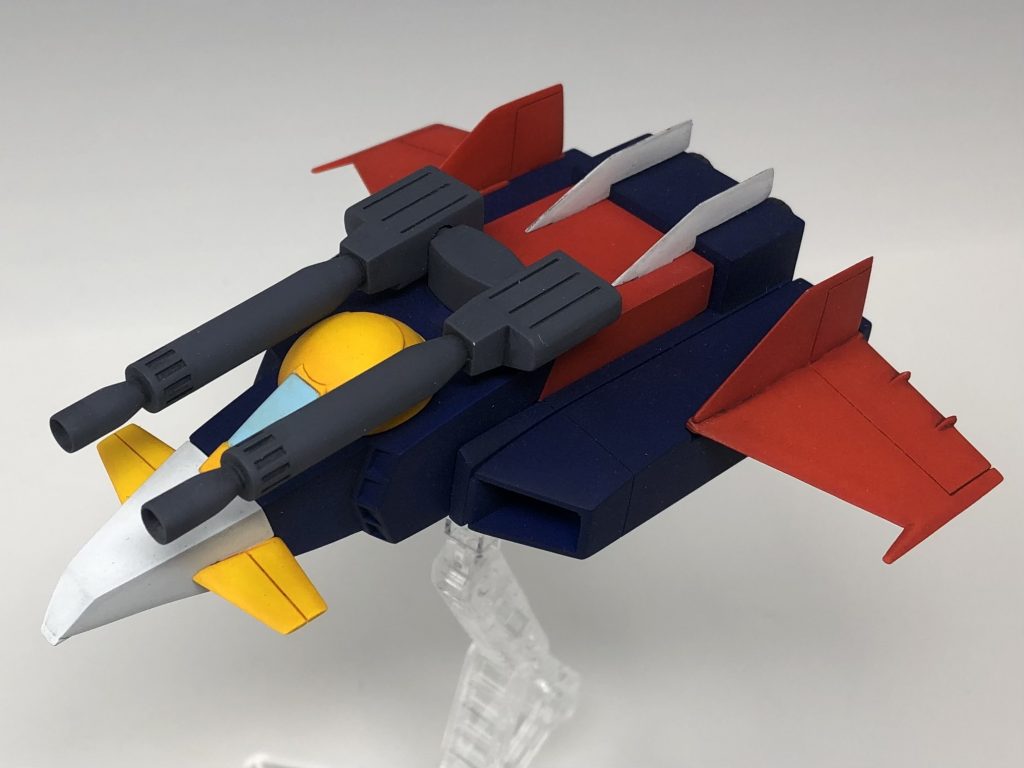 Gファイター形態です。この画像では見えませんが、キットのままだと機体下部に存在しているキャタピラユニットを固定するためのフックが目立つのでカットしてスッキリさせてます。