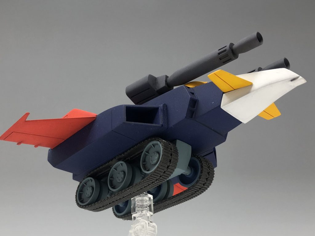 Gファイター(キャタピラ付き)形態です。キットのままだとGアーマーのAパーツ部分にキャタピラユニット接続用のフックが見えてしまうんですが、カットしてあるのでスッキリしてます。
