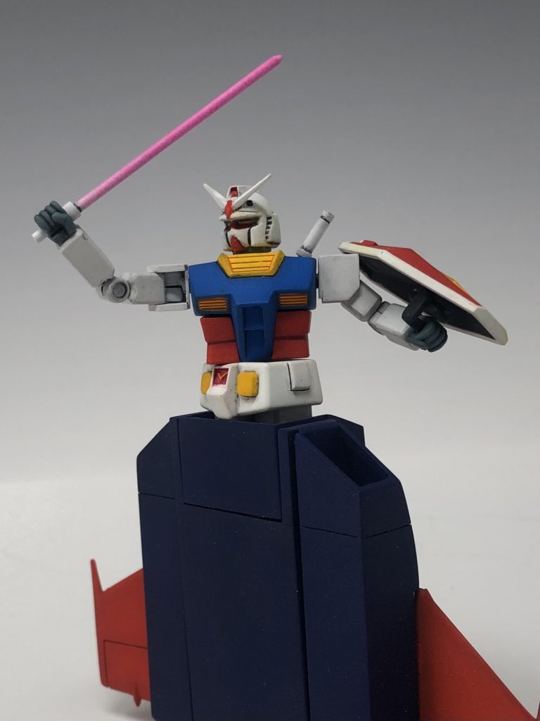 旧キット特有の上下に潰れたプロポーションを改善するために、色が違う部分でカットしてプラ材で上下に延長したり、腰を回転できる様にしました。