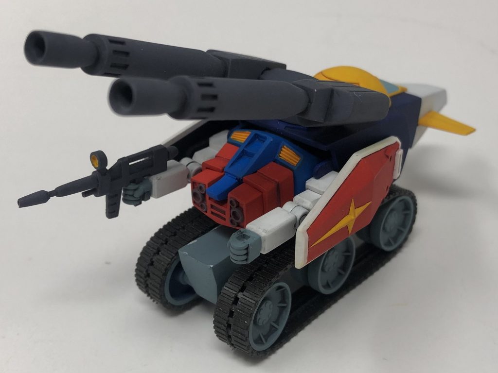 Gブル形態です。この形態用にコアブロックをスクラッチしました。これで変形させたコアファイターが取り出せない問題が解決されました。またキットにはビームライフルは付属していないのでビームライフルをプラ材でスクラッチしました。シールドの接続方法はそのままだと肩アーマーの塗装がハゲそうだったので別の方法に変更しました。この画像では見えませんけど。