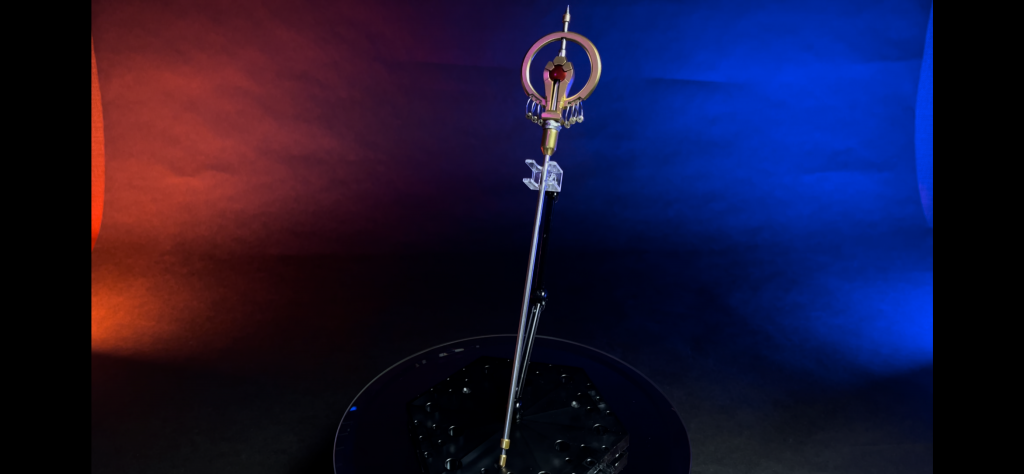 天狗の錫杖です。主に近接時の槍攻撃という使い方。また、錫杖に搭載された特殊なスピーカーでリングの揺れる音を認識して伝達、その音を広範囲の周囲に轟かせることでヘイトを自信に寄せるベイトのような働きもします。その音が聞こえた時には・・・。という設定です。