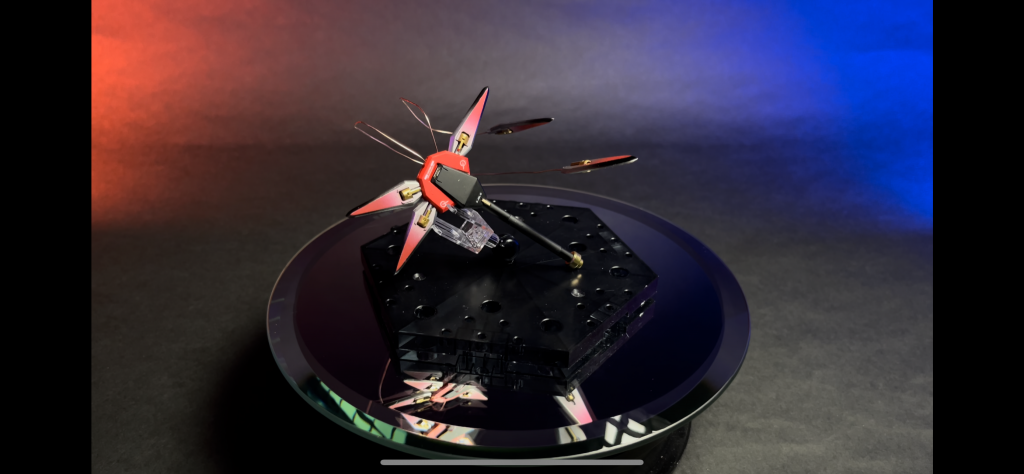 こちらは、うちわのブレード射出時のイメージです。ファンネルのように自在に飛び回り、ブレード中央の加熱炉からブレード全体に熱を伝達し、相手モビルスーツへ刺して攻撃するというイメージです。