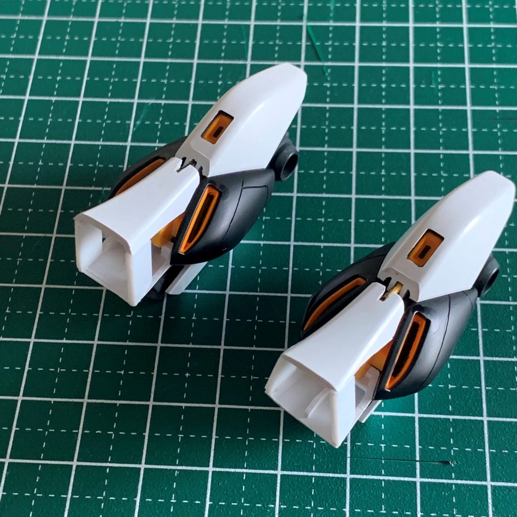 脚の末広がりな装甲って「νガンダムらしさ」である部分ですが、あまり好みではなくて...思い切ってスリム化させました。実は、ここが最初に取り掛かった部分なのですが、なかなか面倒でしたね・・・キットのパーツを切り刻んでから好きな形状になるように仮止めして、プラ板で繋いで塞いでいく・・・という感じです。加工精度が低いので左右で少し形が違っていますが気にしない！