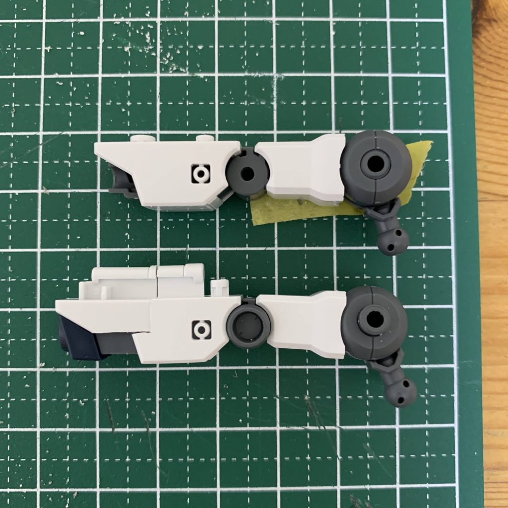 腕の延長工作です。上が加工前で下が加工後。最初は、腕は延長しなくていっか～とも思っていたのですが、、、やはり伸ばさないとバランスがおかしかったですね。。工作自体は、キット2個分の下腕を「いい塩梅の位置」で内部フレームと装甲をカットしてくっつけるだけです。これもニコイチならではのお手軽改造！接続部分は消すのが面倒なのでそのままですｗちなみに、設定とは左右逆にして取り付けています。