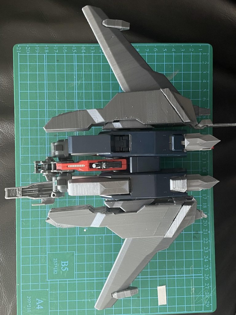 最終バージョンの２歩手前のテスト出力。表面が異常に荒れたり、パーツが欠けたりとなかなか苦労してます。表面処理前の積層の段々が分かりますでしょうか。こいつが悩みの種（笑