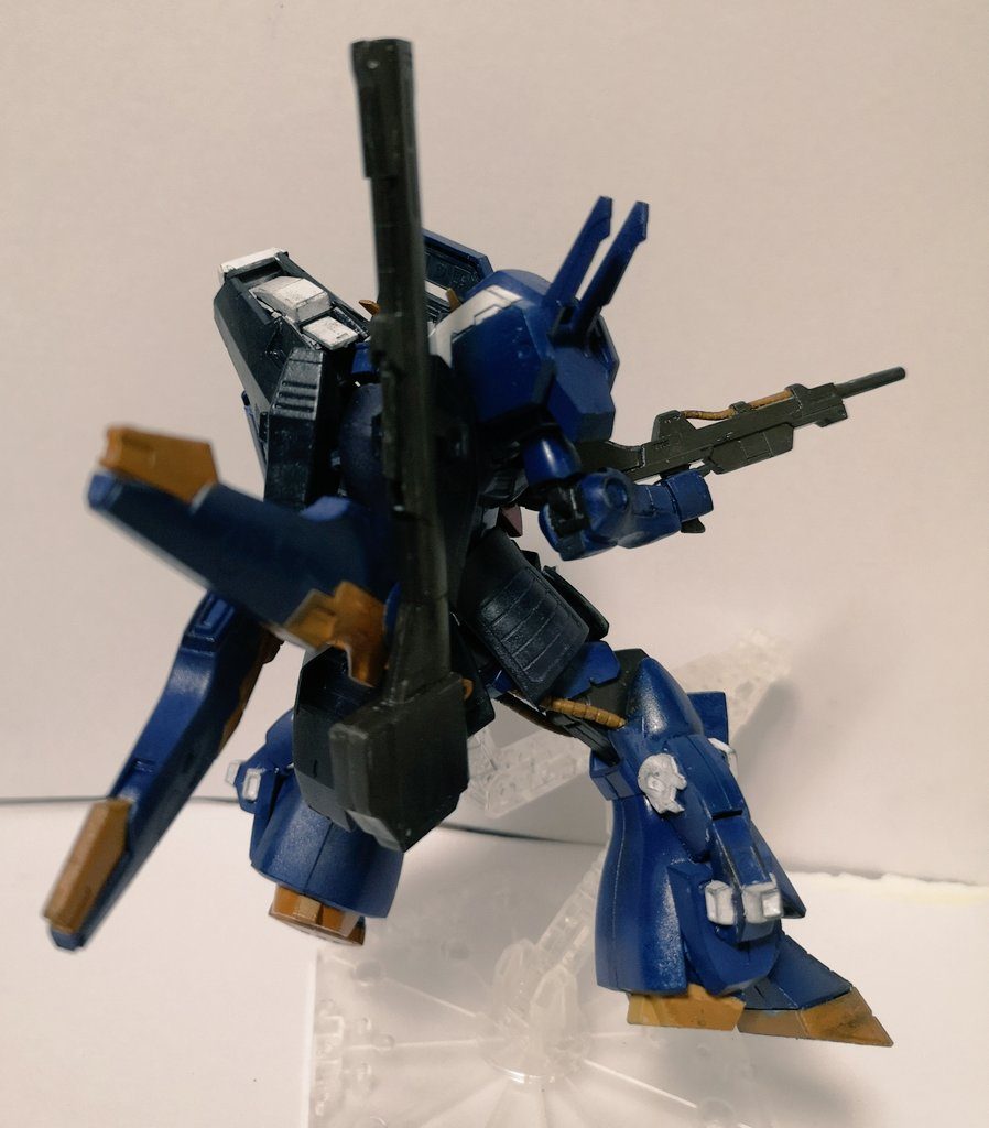 AOZカラーで試作・実験機として新型の頭部、二基のフレキシブルなスラスターを試験している感じです。  