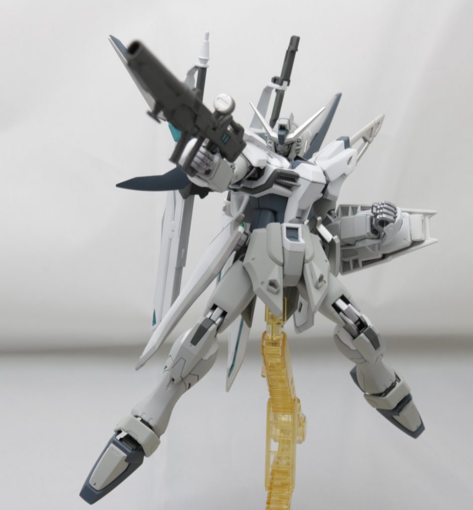 こちらはファントムライト展開前の通常モードデスティニーとファントムをミキシングするにあたって、両方の要素が上手く混ざるようにしたかったので、ビームソードからムラマサブラスターのようにビーム刃を展開出来るようにしたり、デスティニーのライフルとバタフライバスターを繋ぎ合わせたりしてみました。