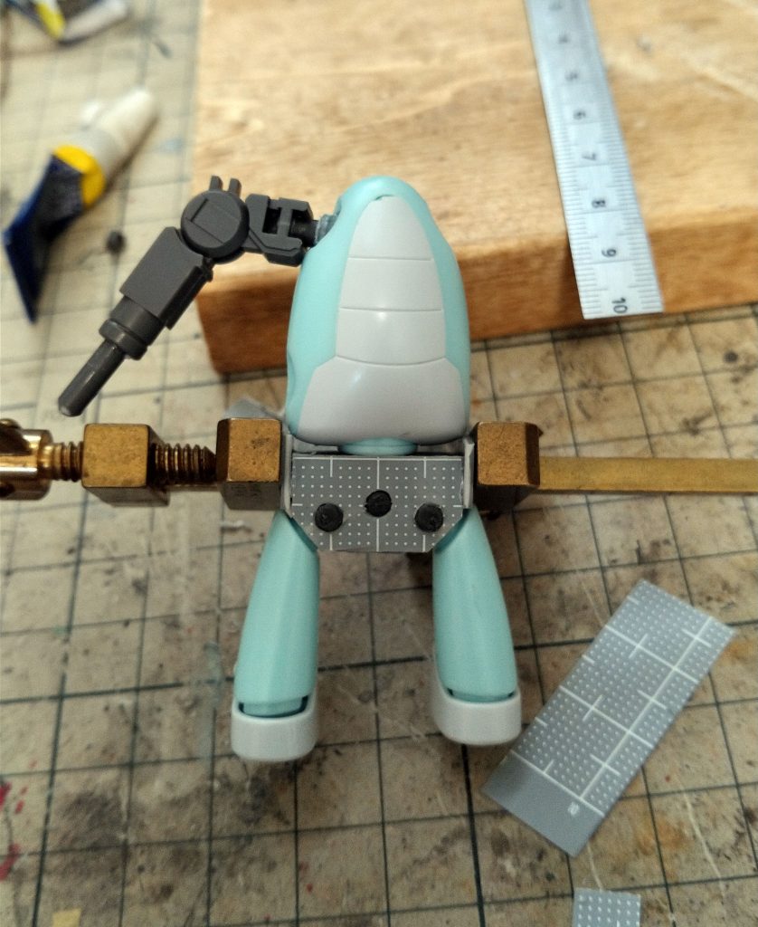 胴体を上下ひっくり返してみました足とかは　余りもののポリキャップ使って一応稼働します