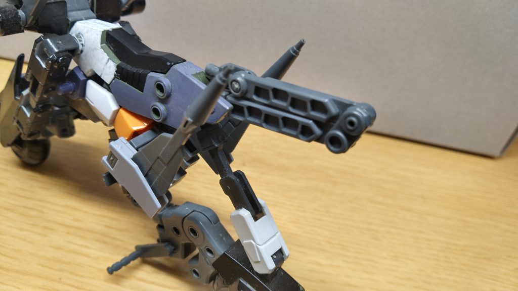 AGE2マグナムの腰のパーツでマフラーを再現