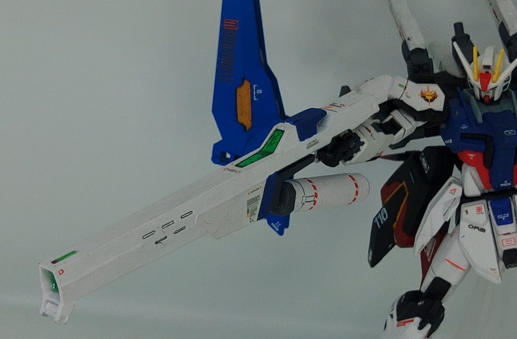 大型ビームランチャーオオトリに装備されていたものを手持ち武器化、大口径化したもので本機で一番威力と射程があるそうびです。銃本体の下部に装備されているタンクがエネルギー源な為、本体エネルギーを消費する事は無い。