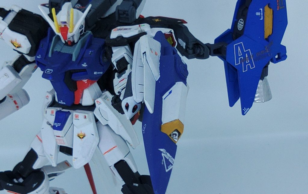 シールド付属ビームガン韋駄天ストライカーの機首部分でビームガンが装備されており、対ビームコーティングが施されている。本装備は小型シールドの上に装備される。