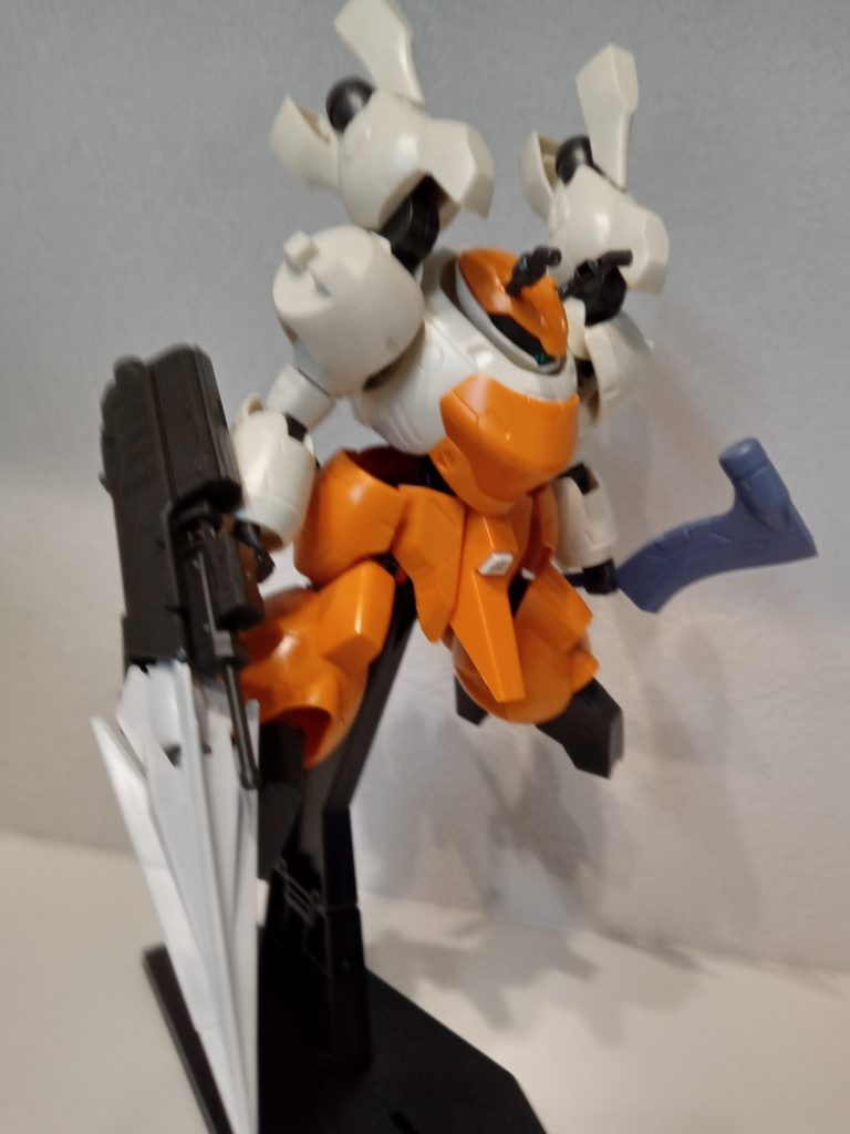 もともとの装備、紫色が毒っぽい本体は少しかわいらしく、武器はいかつく！