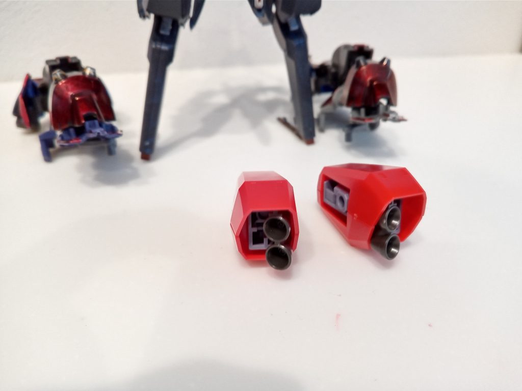 太腿部のブースターバーザム・レジオン機の合体機構が活かせると思い細部が全然違うのですがブースターのように雰囲気と機能的には補完できるだろうと(笑)