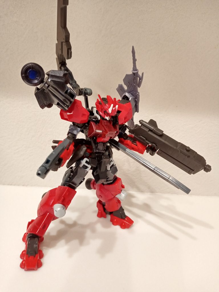 グリードテイルブレード背部のアームと接続され、中距離への攻撃と一定圏内の防御も兼ねる