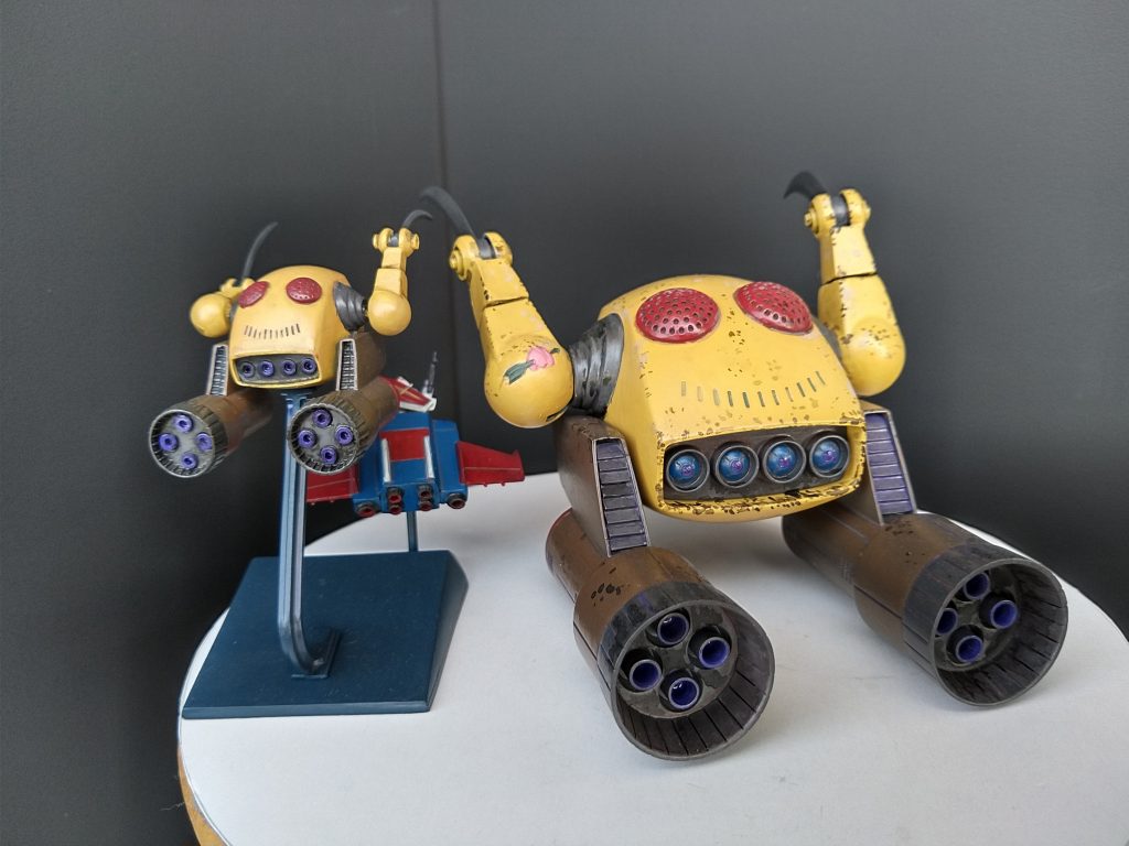 後ろから。噴射口も輪切りプラ棒でディテールアップしました。左肩の💘マークがイカしてますね😉