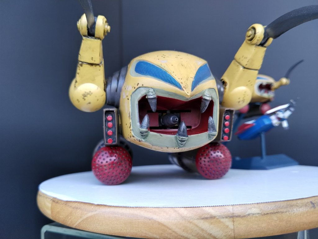 牙は白く塗ったら違和感あったので、少しトーン落とした色にしました。顔の両脇のミサイルの穴(?_?)はプラ棒で凸型に変更、口の中はエナメル塗料で塗りました。中高年になった今でも難しいキット。小学生当時の自分のスキルではムリかと思われます😰