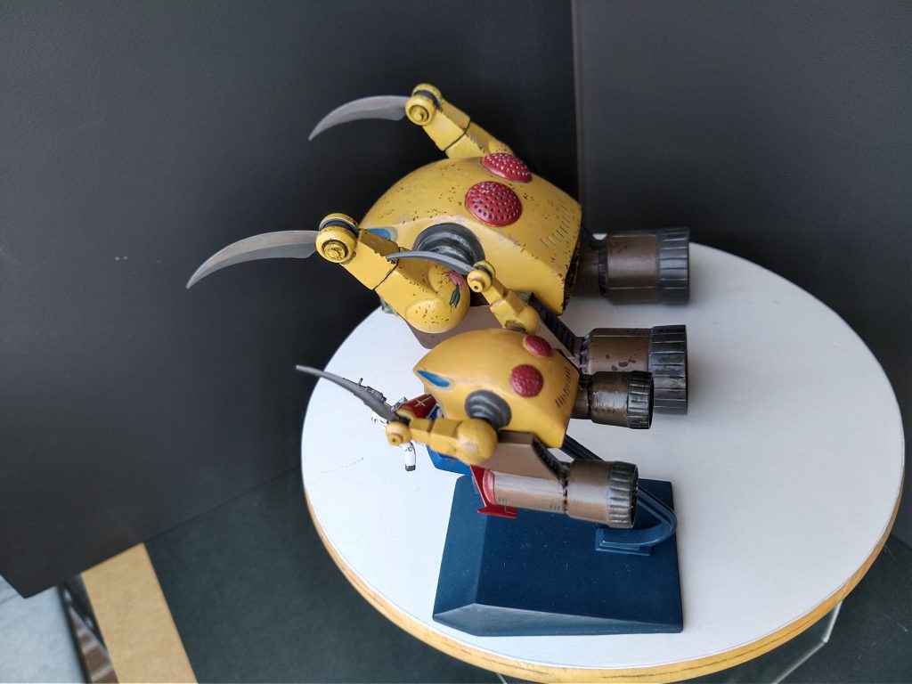 上から。両腕の刃物は尖らせました。