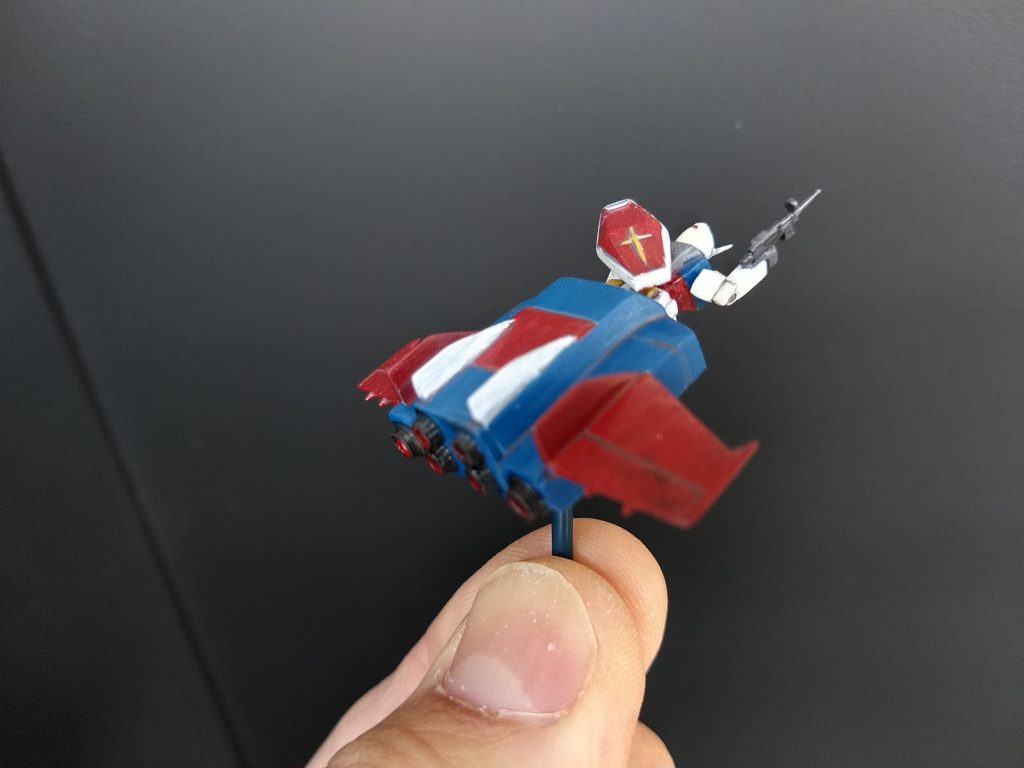 チビガンダム、噴射口は赤く塗りました。