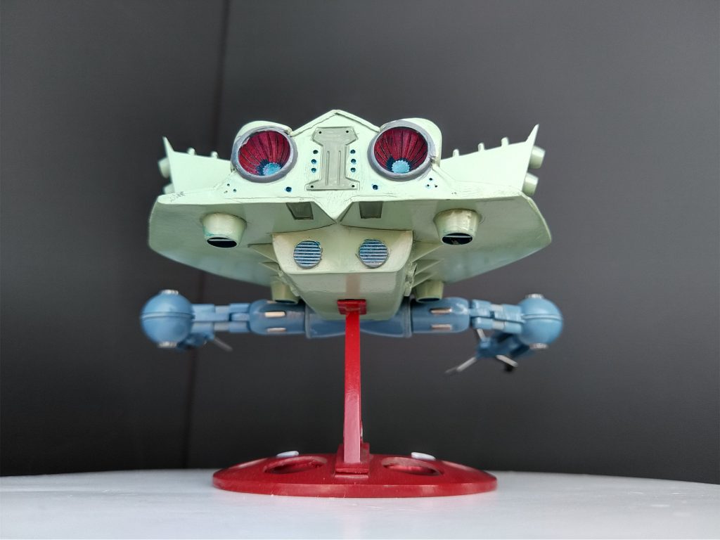 後ろから。噴射口周辺のパーツの合いが若干悪く、エポキシパテで修正しました。