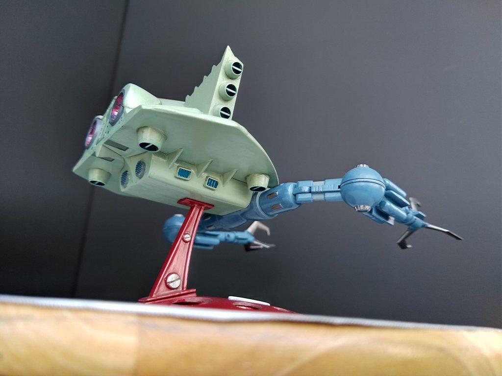 煽りで下から。コトブキヤのバーニアノズルを所々付けてます。