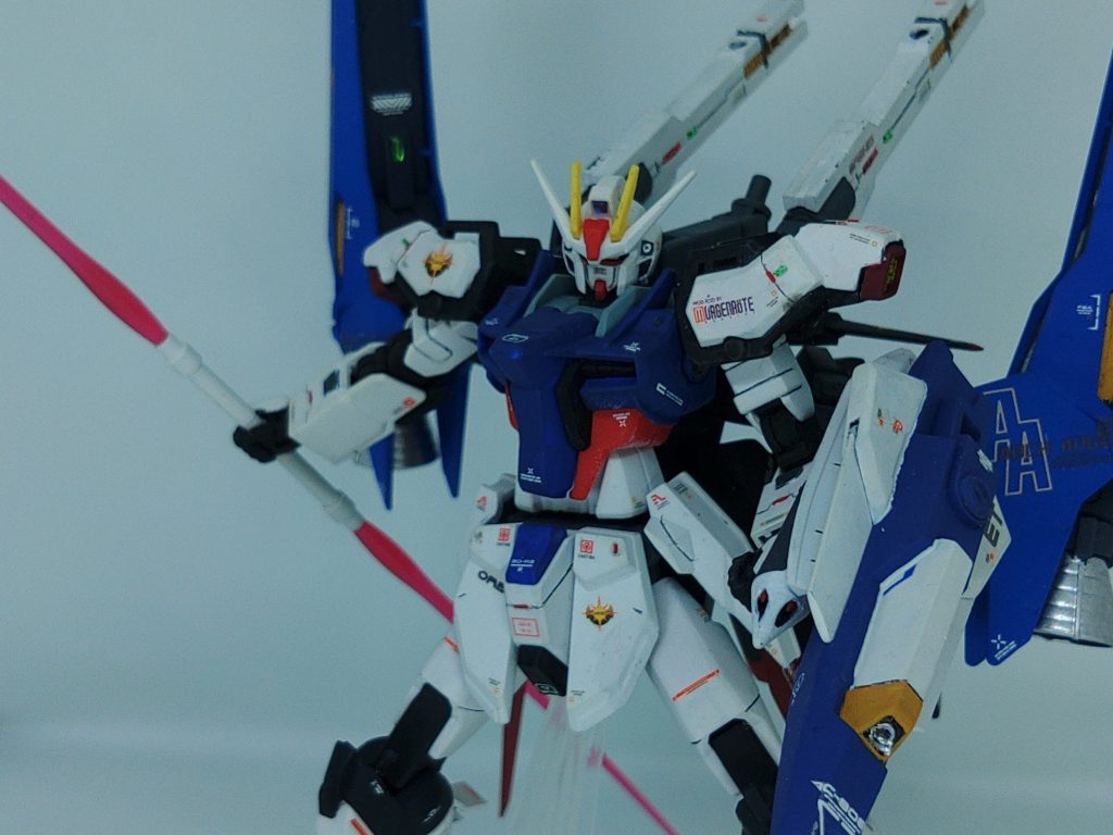 ビームサーベル等使用する時等、レールガンの砲身は後部に折りたたまれる