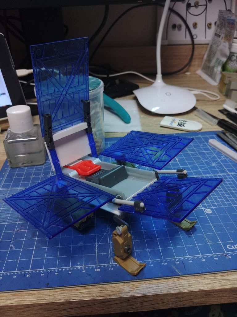 リヤカー塗装前。パネル各所にジョイントパーツを色々組み合せて可動式にしました。