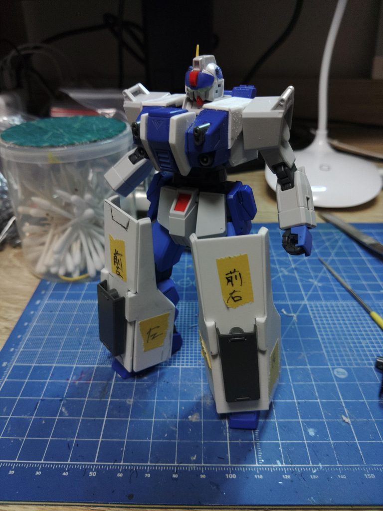 本体ほぼ確定構成。白がプラ板使用部分です。胸部はBD1のものを三枚に下ろしてプラ板で幅増。ただ挟み込んでも落ちないように調整しました。