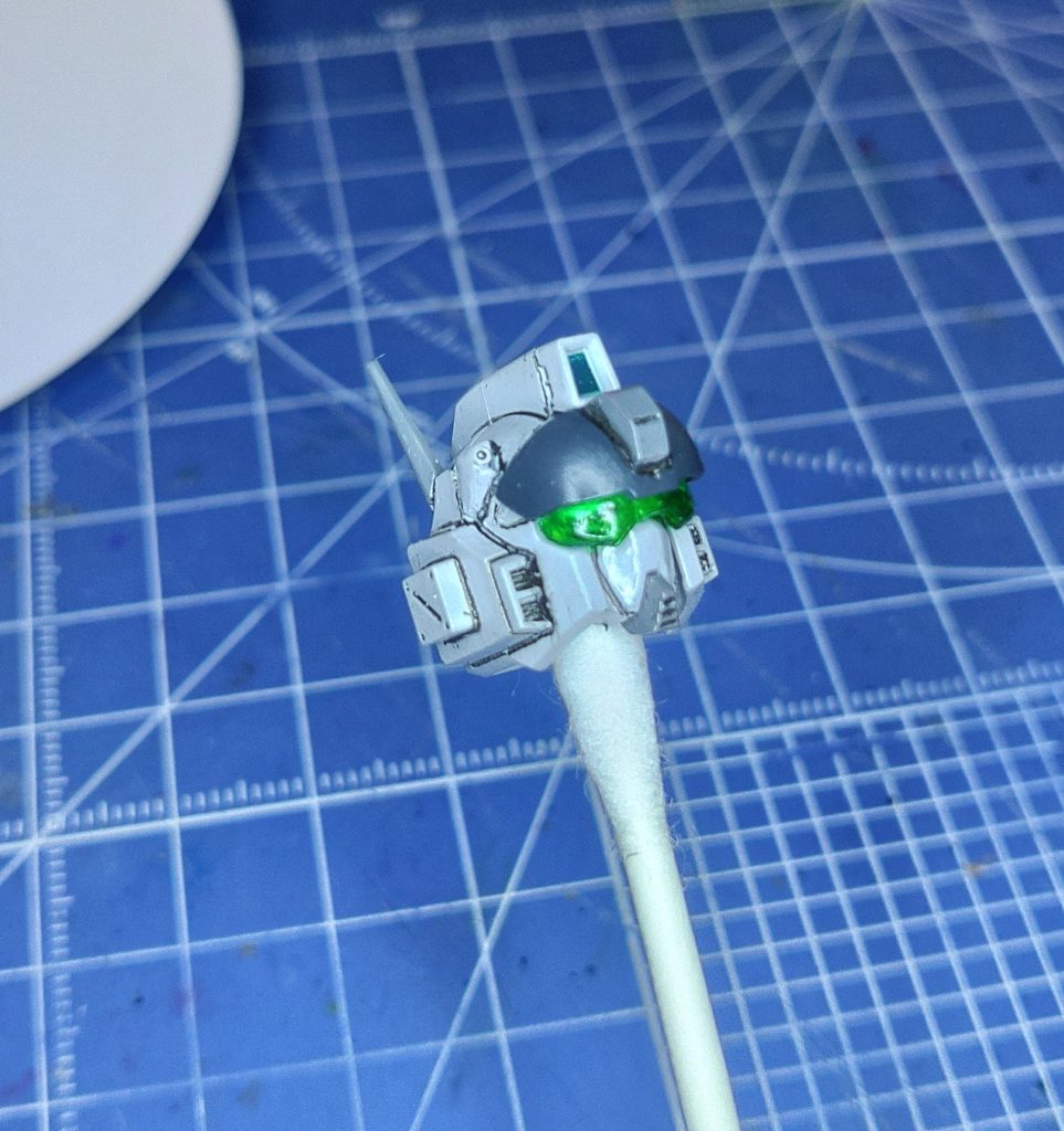 せっかくなので作製途中も。頭部は陸ガンにBD1のヒサシ？を切取り、陸ジムクリアパーツを加工してバイザーにしました。クリアグリーンを厚めに塗ってしまい、しっかり光を当てないと緑に見えないしカメラアイもよく視えません。やはり近くだと雑さが目立ちます。