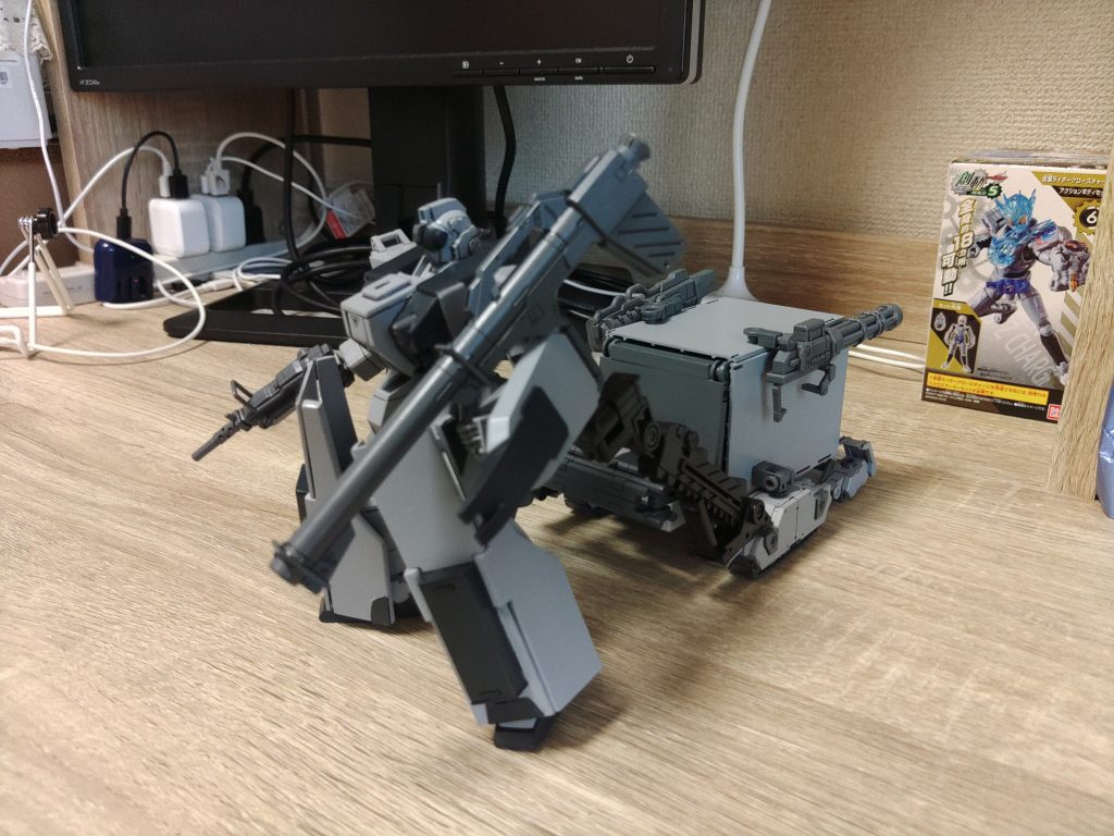 試し撮影。筆塗りは相変わらず手抜き厚塗りですが離れて見るとなんともないぜ！！今回かなりプラ板でパーツを造ってみましたが、自己満足はしました。HGのディテールに合わせる為、という言い訳もできますし（笑）ティエレンの時もですが、多少ノルマや指示があるとまとめる決意がかたまりやすいですね。次のカスタマイズはマイ機体の最終型をと考えていますので、そこにしっかりプラ板加工を違和感なく組み込めたらと思っています。最後までご覧頂きありがとうございました。